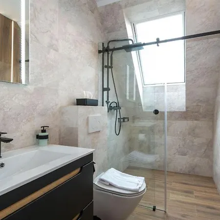 Daire Golden - Mountain View